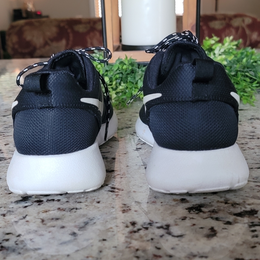 Nike Roshe One Women's Sneakers in Black & White. Size 7.5 Good Condition - Picture 10 of 16